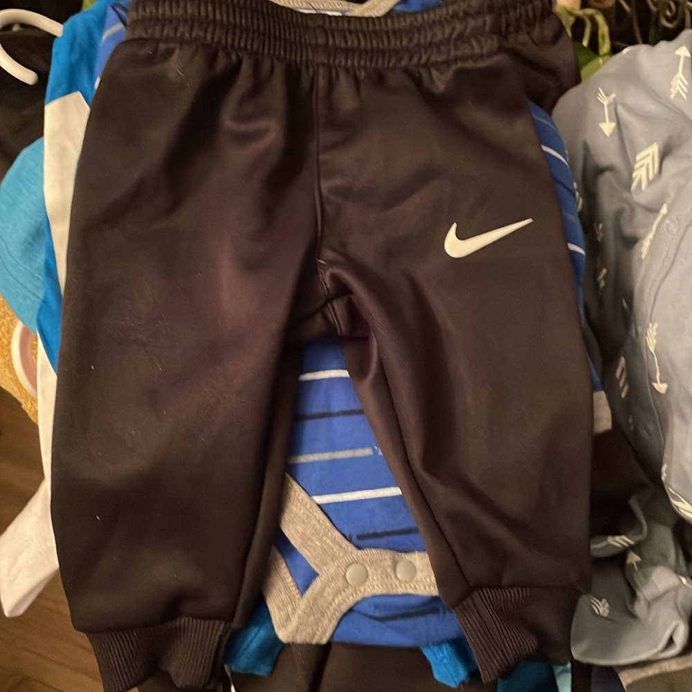 Nike - Picture 3 of 5